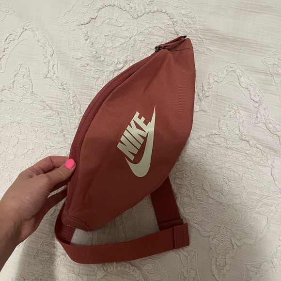 Woman nike waist bag - Picture 1 of 8